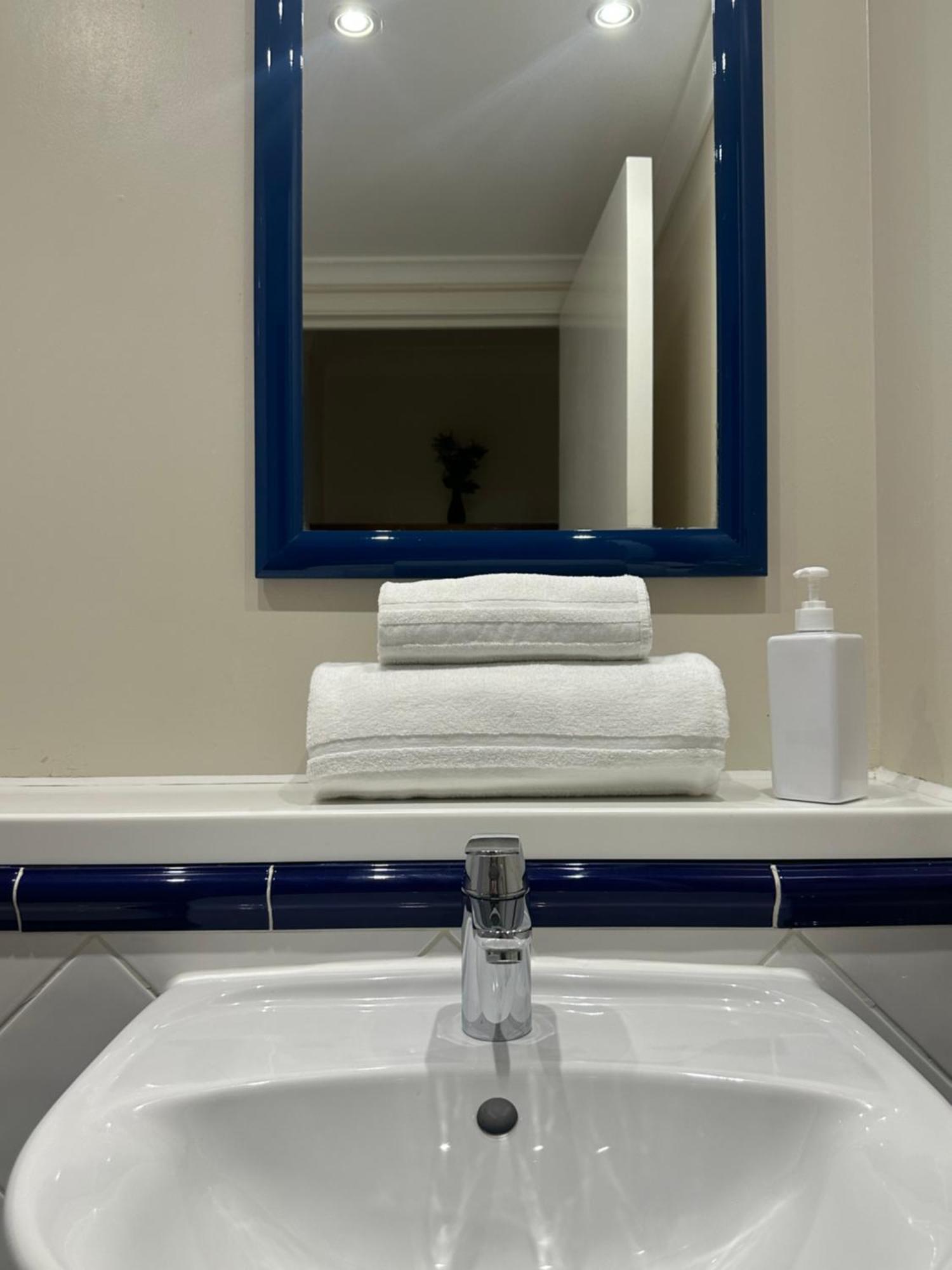 Go2 Glasgow Cumbernauld Hotel - Free Parking And Pet Friendly Exterior photo