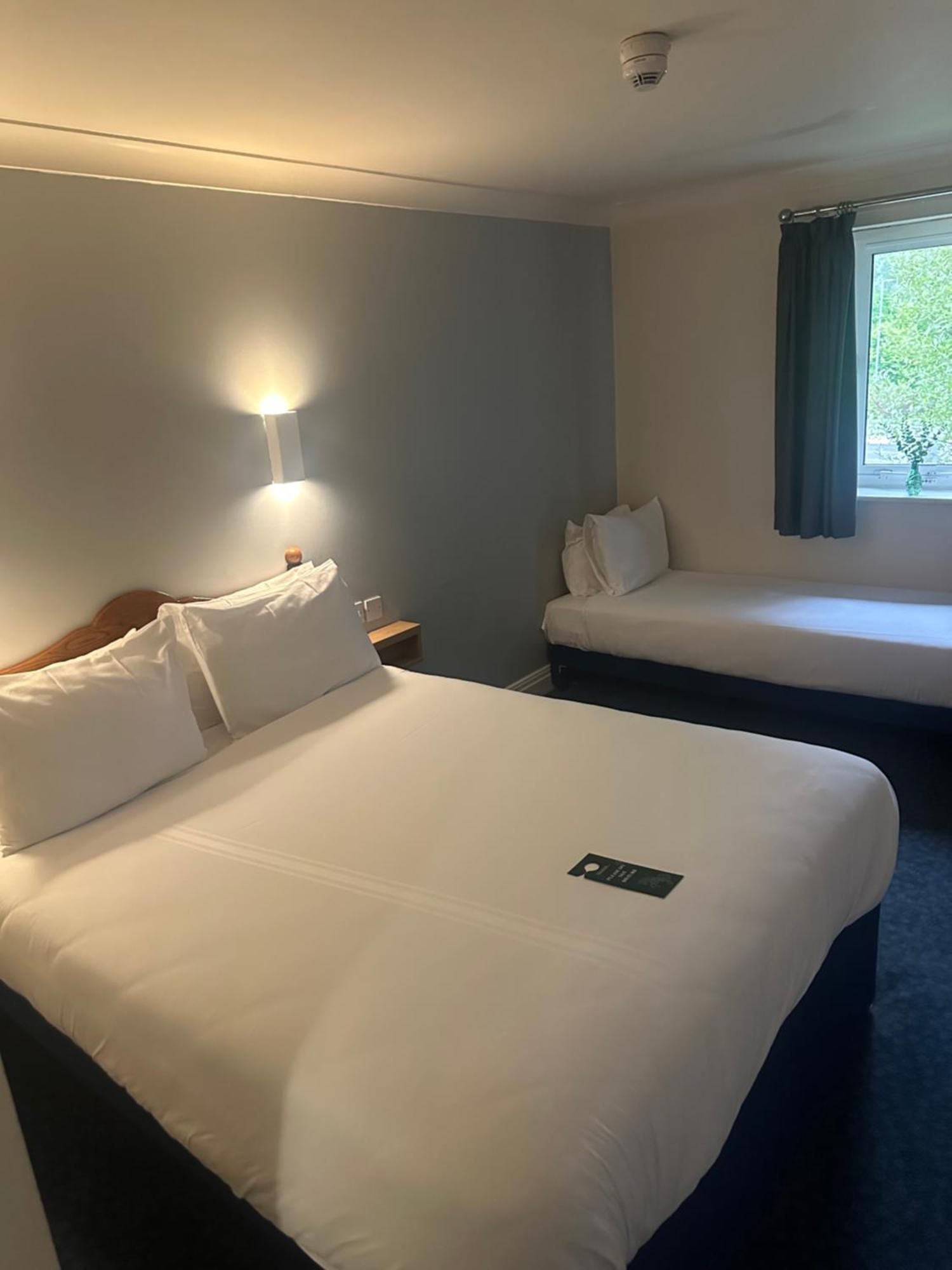 Go2 Glasgow Cumbernauld Hotel - Free Parking And Pet Friendly Exterior photo