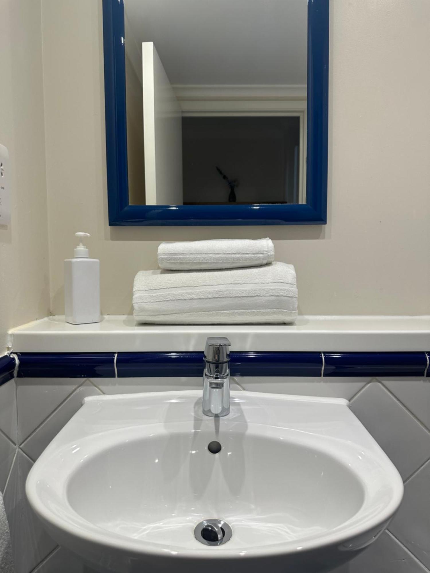 Go2 Glasgow Cumbernauld Hotel - Free Parking And Pet Friendly Exterior photo