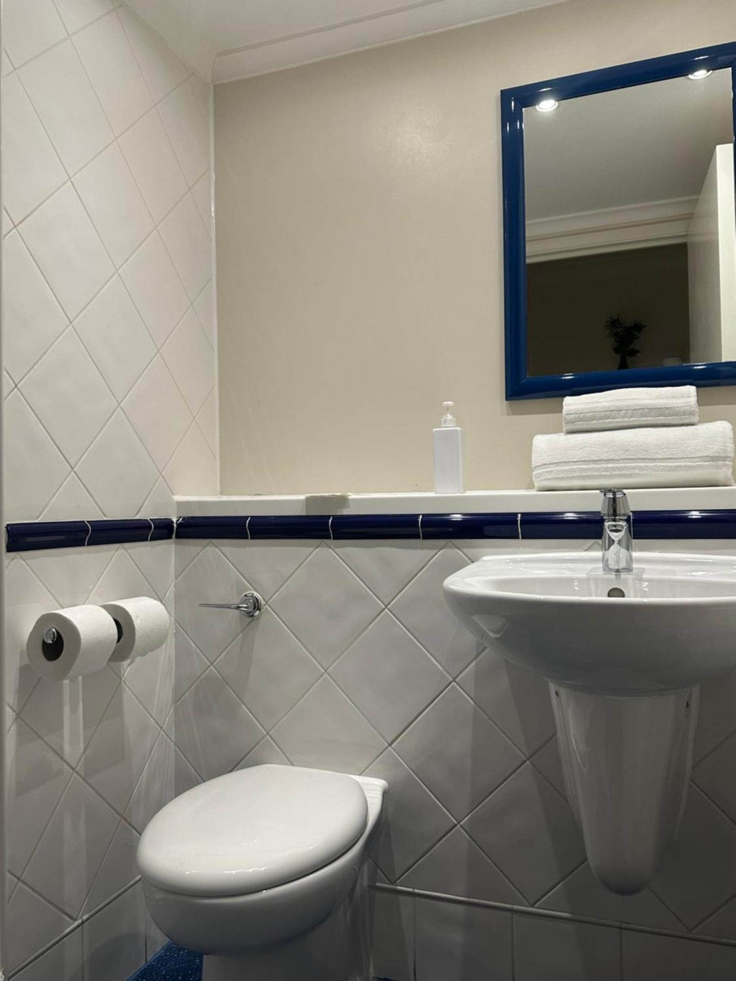 Go2 Glasgow Cumbernauld Hotel - Free Parking And Pet Friendly Exterior photo